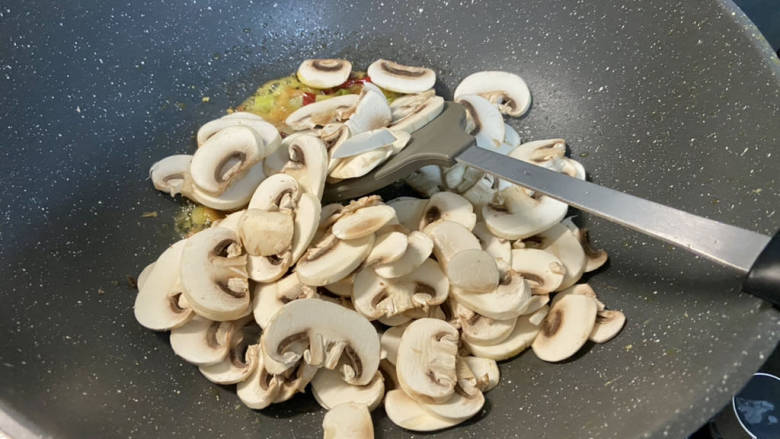 口蘑炒蛋➕虾皮口蘑木耳炒蛋,转中火，下口蘑翻炒，一直炒到口蘑炒软出汁