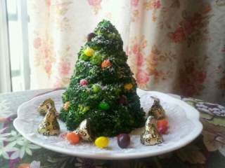 土豆泥萨拉圣诞树,筛了椰蓉作雪花，树底边缘再随 意撒些彩虹巧克力放数颗好时酒心 巧克力，大功告成。
