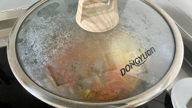 骨汤河粉,加盖中小火炖煮3分钟，让蕃茄味融入汤中