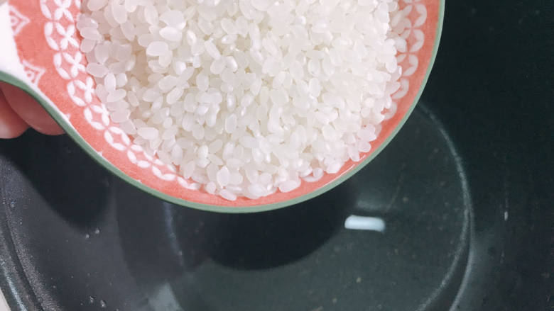 海苔拌饭,锅中倒入大米