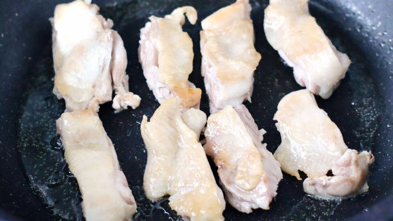 彩椒鸡腿饭,锅中倒入少许食用油烧热，放入鸡腿肉小火慢慢煎至，两面稍微金黄色的时候。