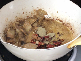 五花肉炖白菜,加入卤料、花椒粒和干辣椒碎