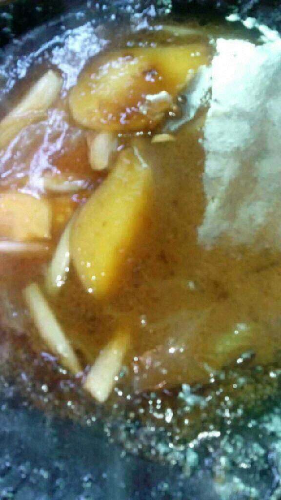 油闷大虾,在把调好的汁放进锅里。