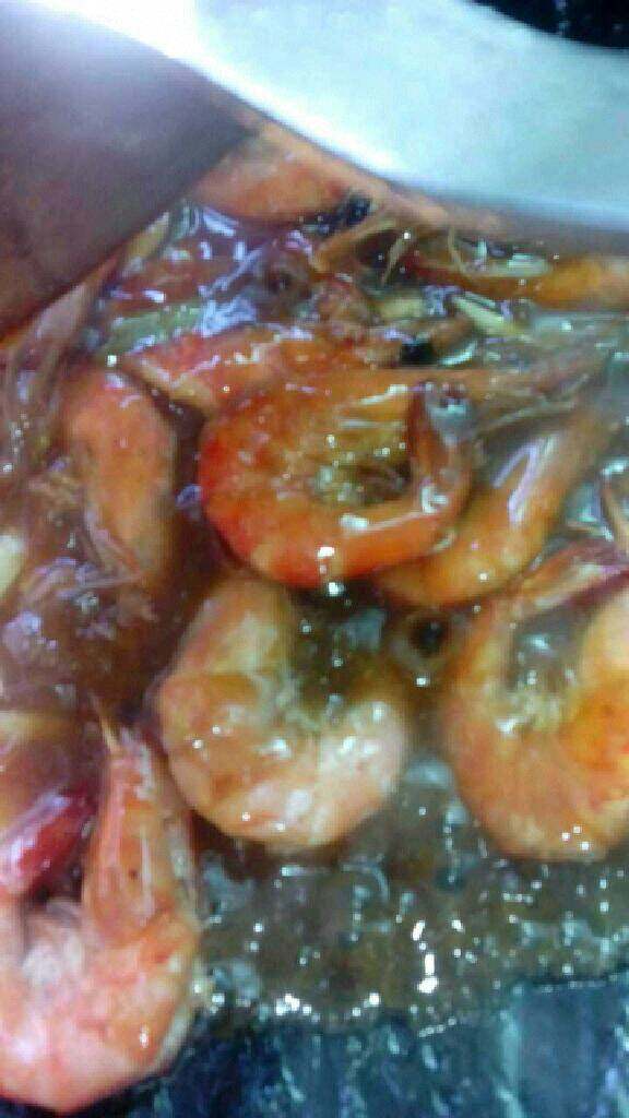 油闷大虾,放入明虾再倒入适量料酒  盖上锅盖  焖烧至收汁。