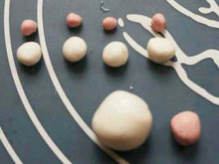 猫爪汤圆,揉好白色面团和粉色面团各分成5个圆球。