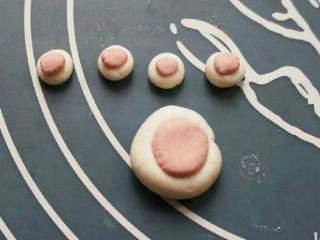 猫爪汤圆,粉色的圆球加在白色圆球上，用手指嗯实