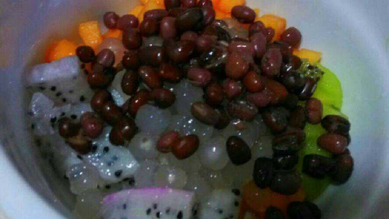 牛奶水果西米露,水果铺在碗底下，放入红豆