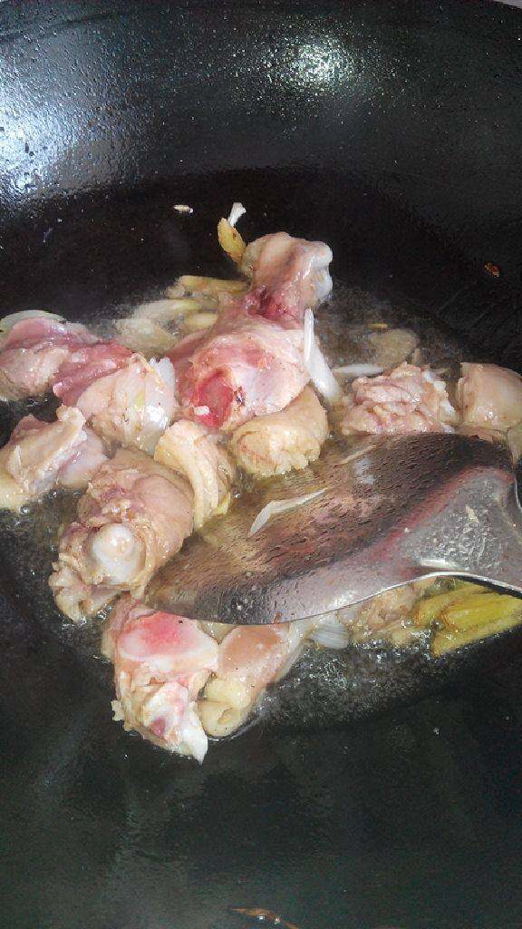 茶树菇鸡腿,热锅凉油放入葱姜蒜炒香，下鸡腿炒至变色