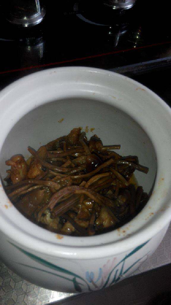 茶树菇鸡腿,到入砂锅里，加入提前泡好的茶树菇