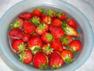 草莓雪人,准备好的草莓用盐水泡10分钟。