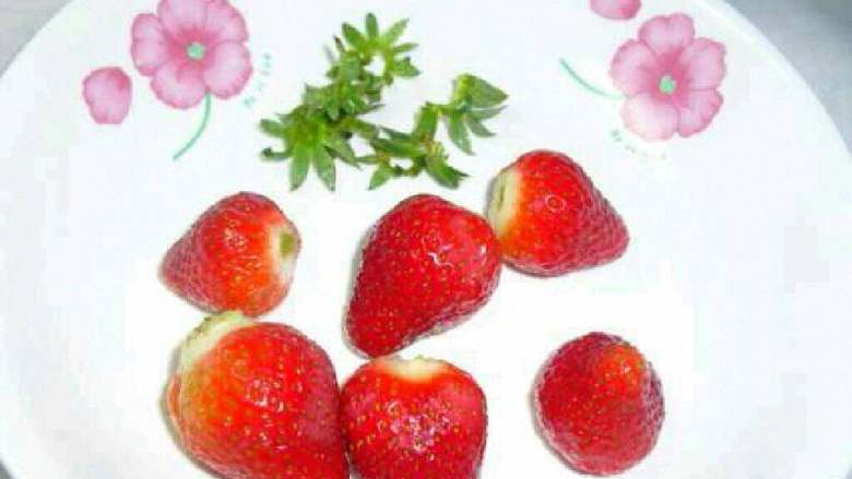 草莓雪人,洗干净的草莓去掉叶子。