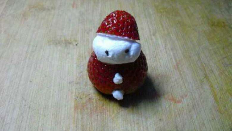 草莓雪人,用芝麻点缀眼睛，一点点奶油做扣子。