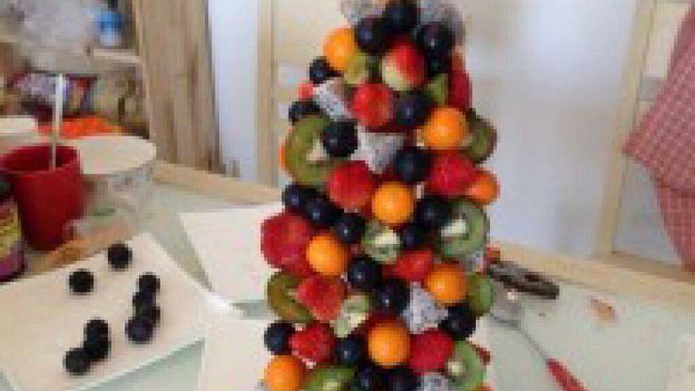 水果圣诞树,把水果用牙签插在<a style='color:red;display:inline-block;' href='/shicai/ 25'>胡萝卜</a>上。