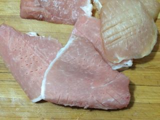 炸猪排,如图里脊肉用刀背轻轻颠几下，为了腌制入味