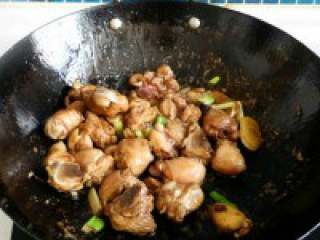 土豆烧鸡块,锅里将油烧热，倒入葱姜蒜片和 香料，干辣椒炒香，再倒入鸡肉翻炒。