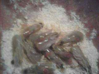翡翠芙蓉虾（两吃）,虾头放盐，鸡精，淀粉，料酒，鸡蛋，挂面包糠，过油炸。
