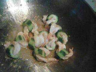 翡翠芙蓉虾（两吃）,锅放油，下虾划2-3分钟在放正常调味料即可。