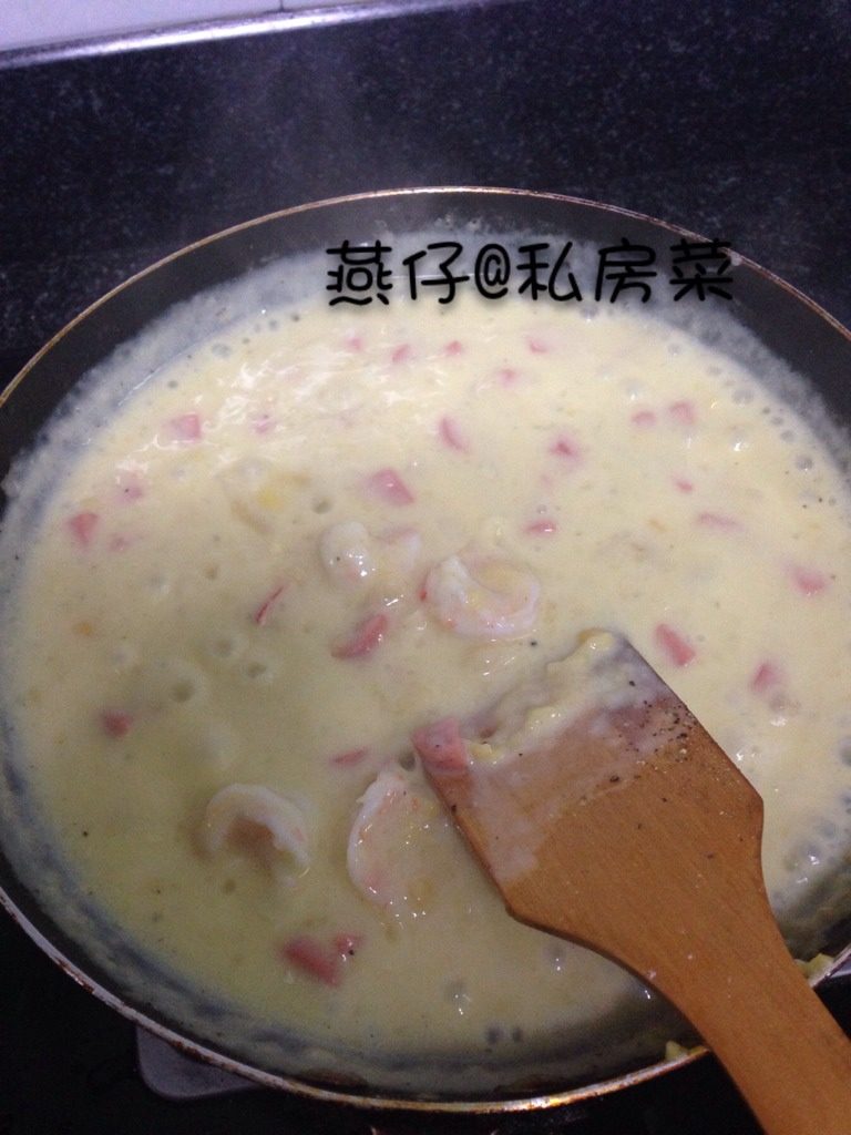 酥皮玉米浓汤,如图之后加入食材搅拌后加入适量盐，黑胡椒，煮熟即可。