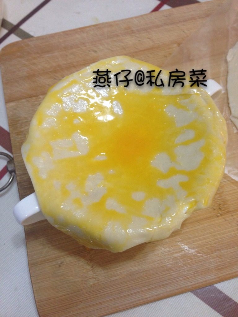 酥皮玉米浓汤,如图飞饼皮切成四方行，盖在浓汤杯上，再涂上蛋黄液。
