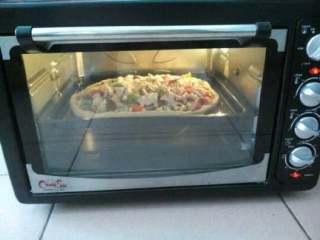 自制【香肠披萨】,关上烤箱门开始烤吧！
