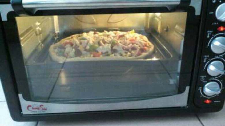 自制【香肠披萨】,关上烤箱门开始烤吧！