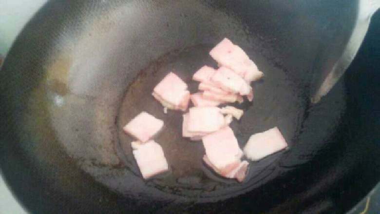 自制【香煎土豆】,锅里炒土豆还剩下的有，把肉放进去炒。