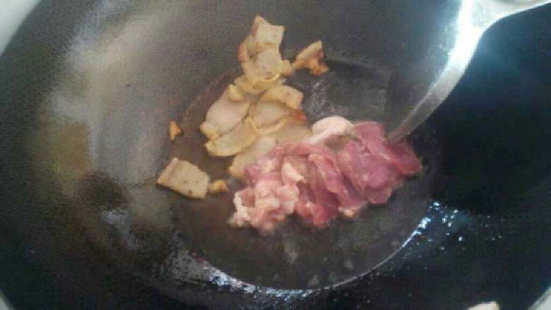 自制【香煎土豆】,肥肉炒出油后在倒进瘦肉。