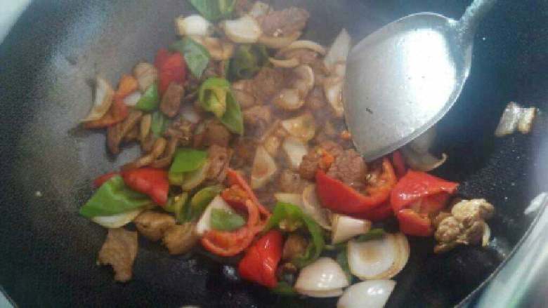 自制【香煎土豆】,炒至青红椒和洋葱变软。