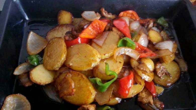 自制【香煎土豆】,好了盛到烤盘里慢慢开着火烤着吃，味道美急了。