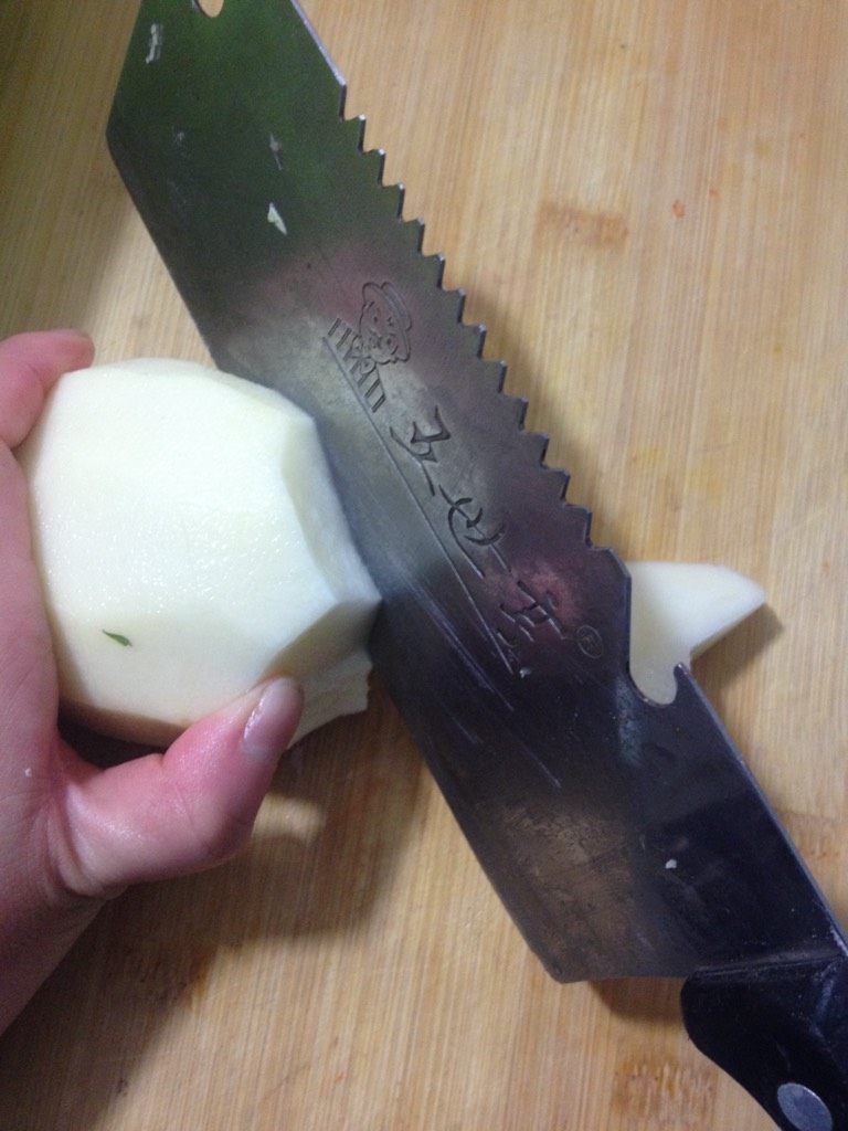 排骨炖豆角,如图土豆不要切，要介于刀的力量，掰成不规则的大块
