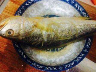 自制美味【红烧黄鱼】,把黄鱼放在盘子里，把姜丝铺在鱼身，在加适量盐和料酒腌制20分钟。