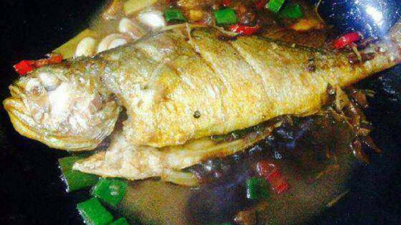 自制美味【红烧黄鱼】,等汤汁收干就可以出锅了。