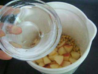苹果黄豆浆,加入苹果，和一碗水