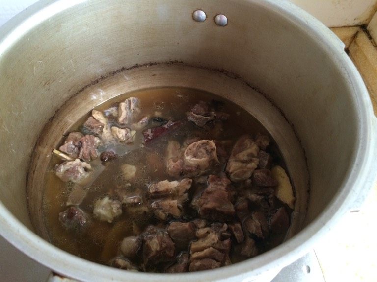 咖喱羊肉,大火煮上气后，中火煮二十分钟，开锅