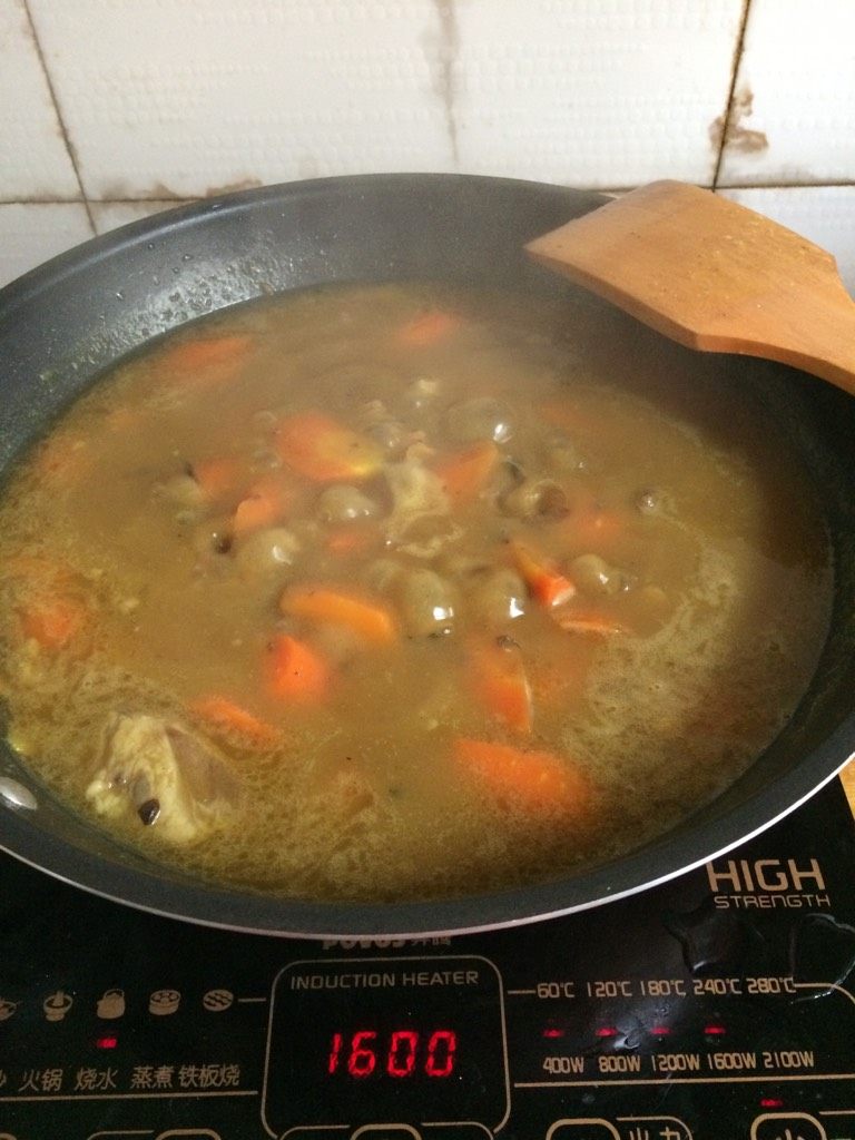 咖喱羊肉,再开中火慢炖直至汤汁浓稠即可倒入电火锅中边炖边吃