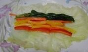 翡翠彩蔬卷,3
将蔬菜丝码在白菜叶上
