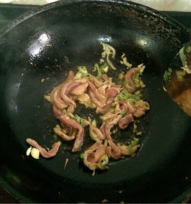 炒三＂思＂（丝）,如图，用猪油爆香青蒜白后，倒入肉丝炒至变色盛出