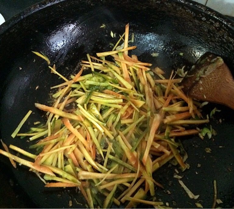 炒三＂思＂（丝）,如图，用猪油先爆炒胡萝卜约2分钟，再入笋丝炒约1分钟，加入盐适量，料酒适量翻炒均匀