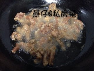 荔枝肉,如图锅里热油，把瘦肉下锅油炸至金黄色捞出。