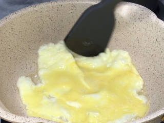 青菜鸡蛋肉丝汤面,起锅热油，倒入蛋液，煎炒至熟