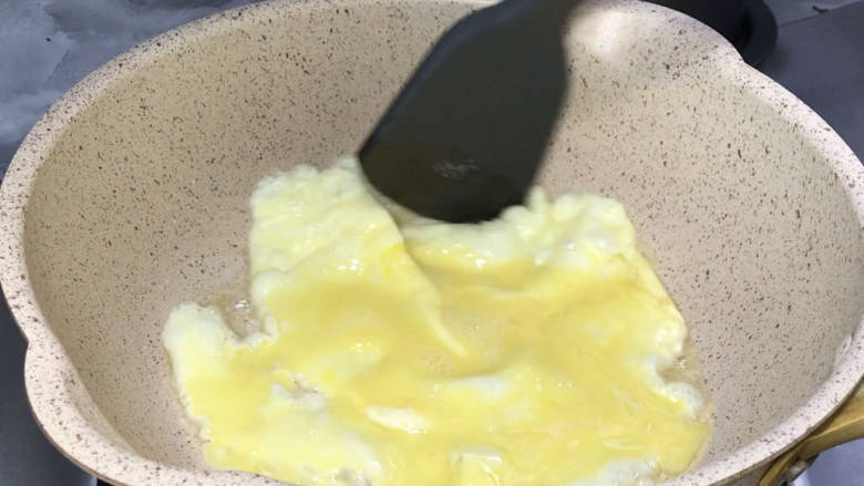 青菜鸡蛋肉丝汤面,起锅热油，倒入蛋液，煎炒至熟