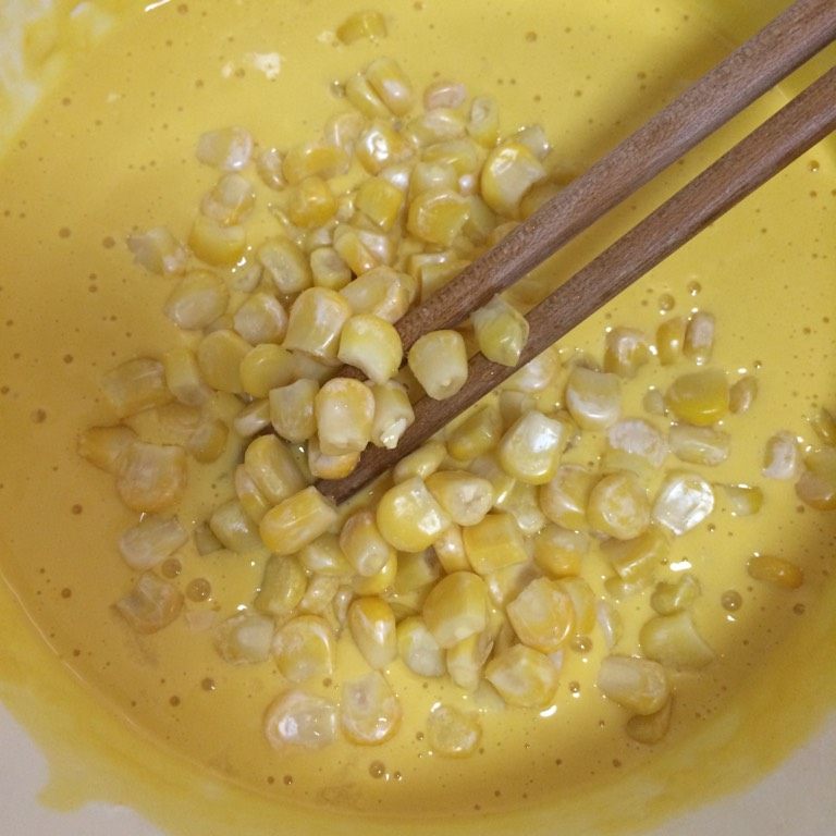 奶香黄金玉米饼,如图倒入粟米粒；