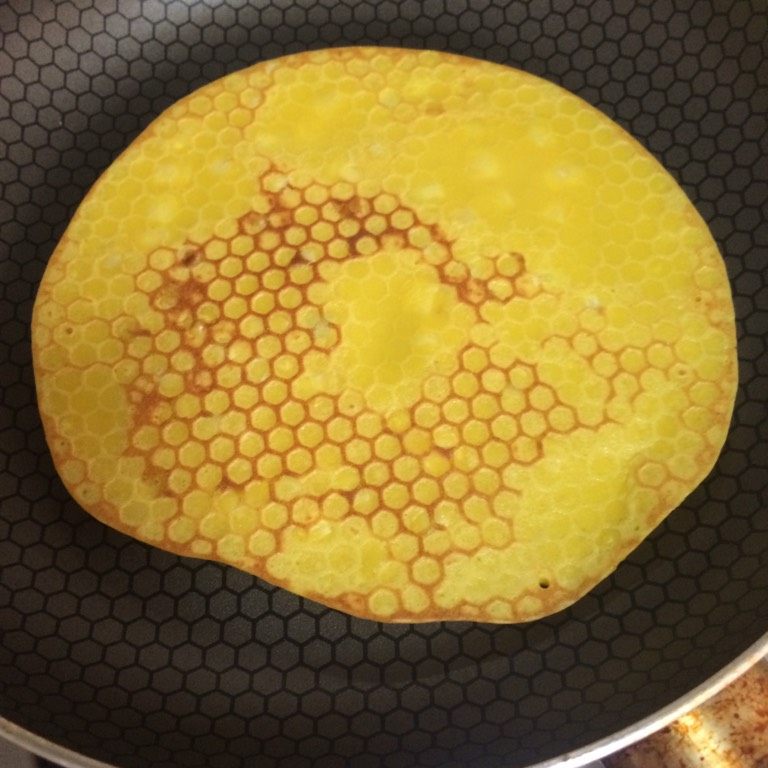 奶香黄金玉米饼,如图至表面全部凝固时翻面略加热一下就可以了。