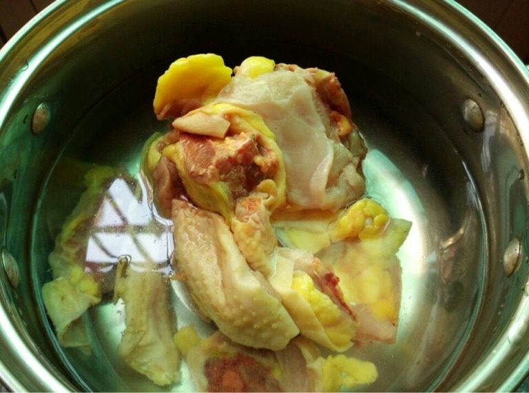 淮山炖鸡汤,如图锅里放水将鸡肉先放入煮