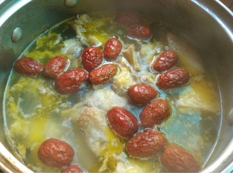 淮山炖鸡汤,如图煮开15分钟后放入红枣煮10分钟
