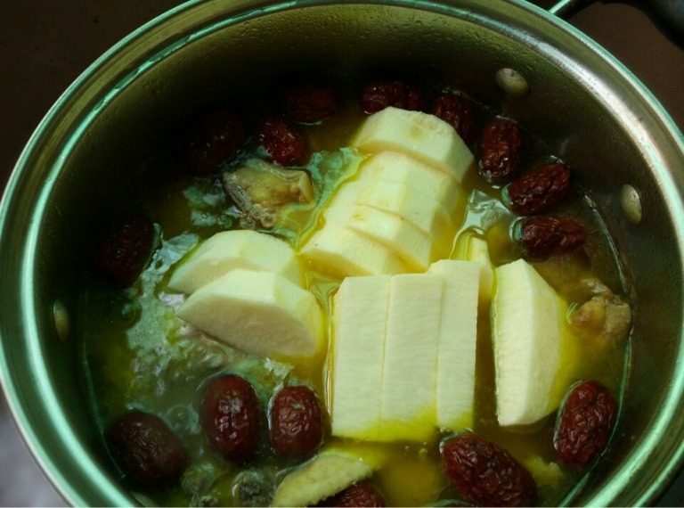 淮山炖鸡汤,如图再放入淮山煮15分钟