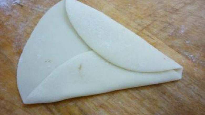 蝴蝶蒸饺,如图所示将面皮的两边卷上来，留下小半边不卷。
