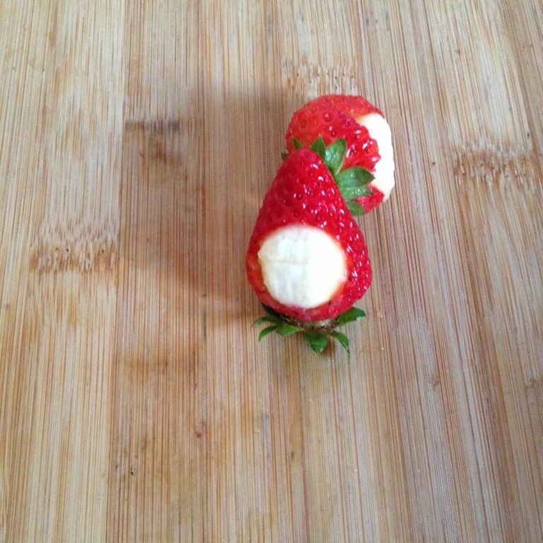 萌草莓,把香蕉放进草莓空口里