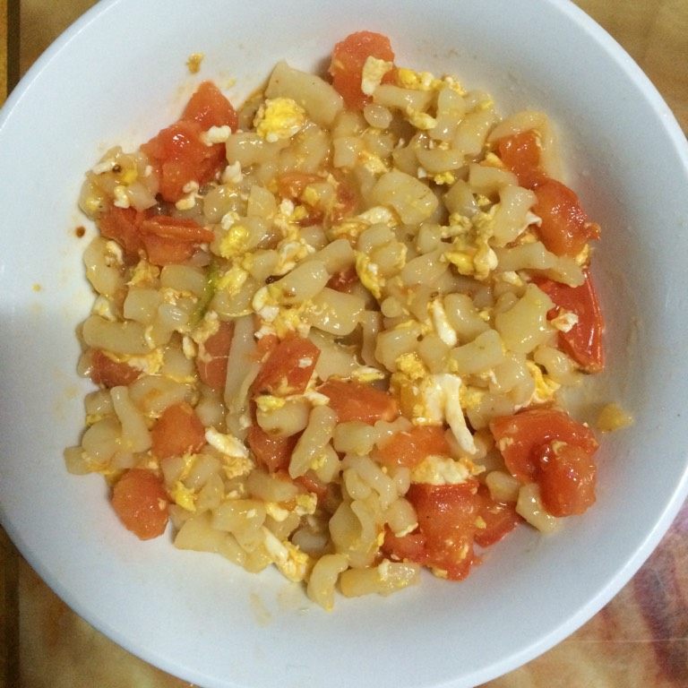西红柿鸡蛋丁丁炒面,如图调味即可出锅