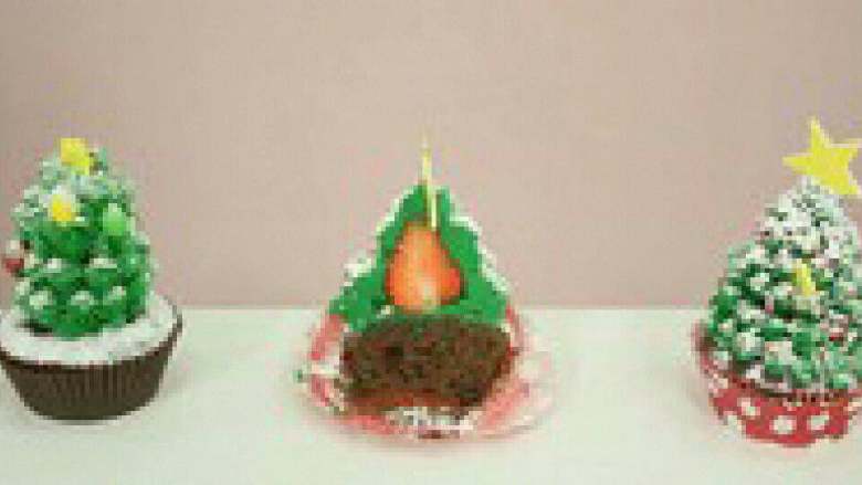 圣诞草莓心  圣诞树杯子蛋糕,加入到已经软化的黄油中，打发 均匀，加入绿色色素即可。不喜 欢色素的朋友可以加抹茶粉代替。